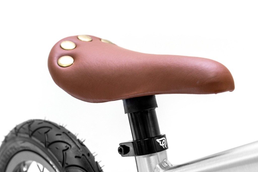 La selle stylée de la draisienne Early Rider est bien finie